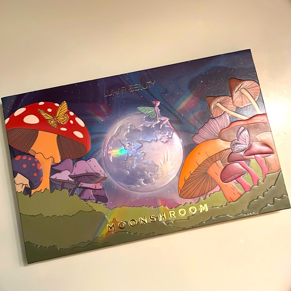 LUNAR BEAUTY MOONSHROOM PALETTE